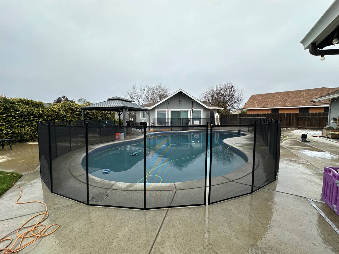 Swimming-Pool-Fence-Guards-the-Pool